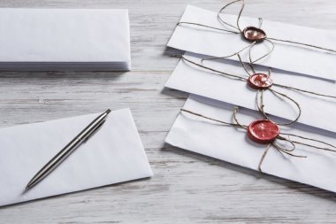 Tablo üzerindeki mühür harflerle