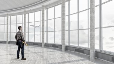 Yetişkin mühendis adam. Karışık teknik