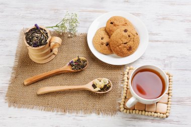 bitkisel çay ve kurabiye