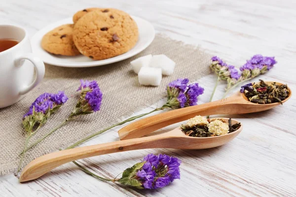 Örtte och cookies — Stockfoto