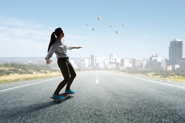 Mädchen fahren Skateboard. Gemischte Medien — Stockfoto