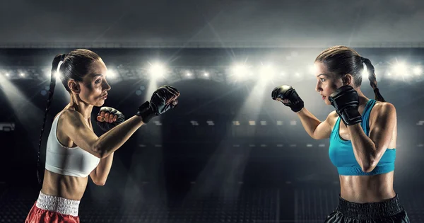 Chicas boxeando en el ring. Medios mixtos —  Fotos de Stock