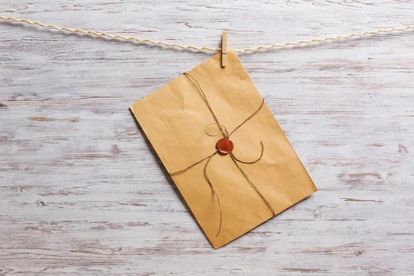 Envelopes na corda — Fotografia de Stock