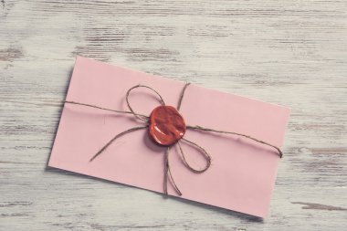 Tablo üzerindeki mühür ile mektup