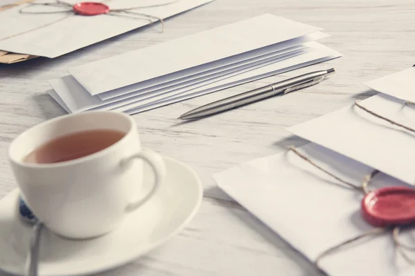 Cartas com selo na mesa — Fotografia de Stock