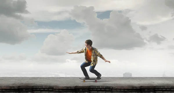 Junge fahren Skateboard. Gemischte Medien — Stockfoto