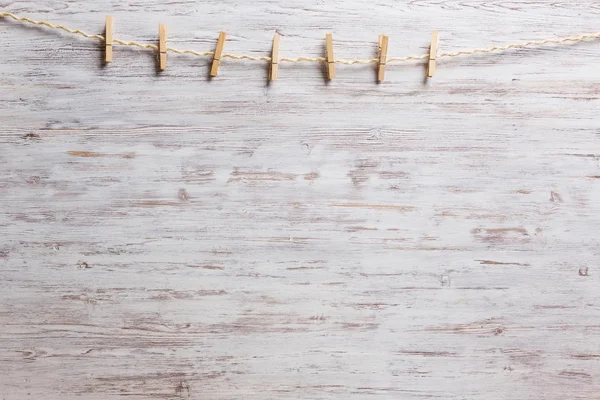 Pinzas de ropa de madera en una cuerda —  Fotos de Stock