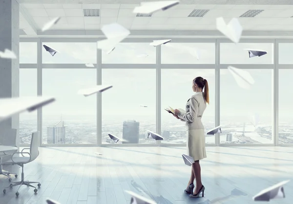 Femme d'affaires dans l'intérieur de bureau moderne. Techniques mixtes — Photo