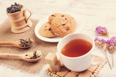 bitkisel çay ve kurabiye