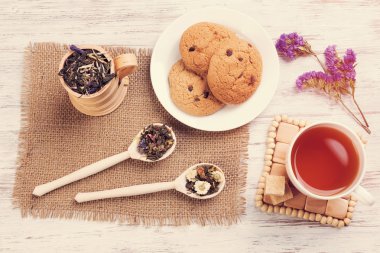 bitkisel çay ve kurabiye