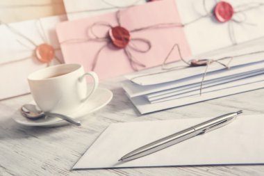 Tablo üzerindeki mühür harflerle