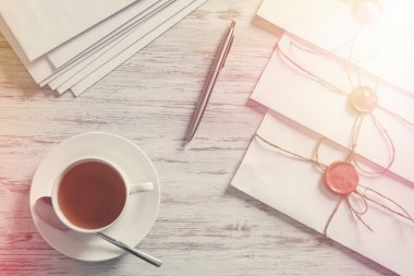 Tablo üzerindeki mühür harflerle