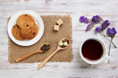 bitkisel çay ve kurabiye