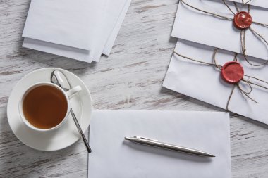 Tablo üzerindeki mühür ile mektup