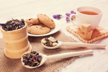 bitkisel çay ve kurabiye