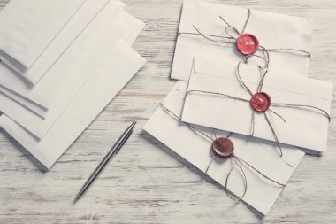 Tablo üzerindeki mühür harflerle