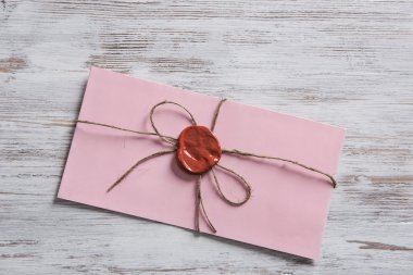 Tablo üzerindeki mühür ile mektup