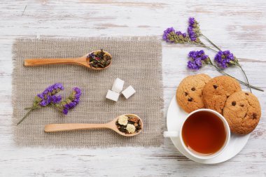 bitkisel çay ve kurabiye