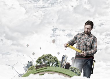 Yetişkin mühendis adam. Karışık teknik