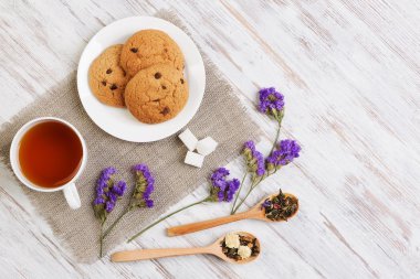 bitkisel çay ve kurabiye
