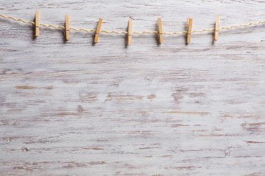 bir ip üzerinde ahşap clothespins dönüştürün