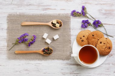 bitkisel çay ve kurabiye