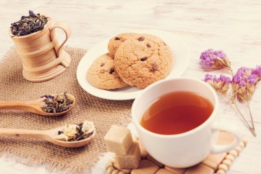 bitkisel çay ve kurabiye