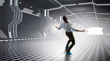 Kız kaykay binmek. Karışık teknik