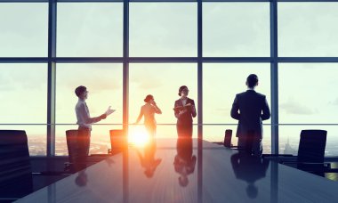 Siluetleri ofiste iş adamları. Karma ortam. Karışık teknik