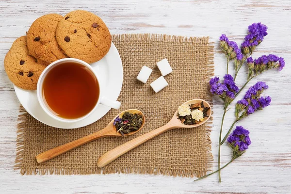 Örtte och cookies — Stockfoto