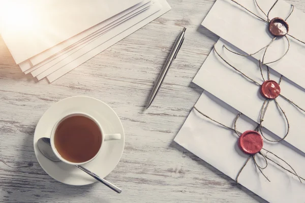 Letters met zegel op tafel — Stockfoto