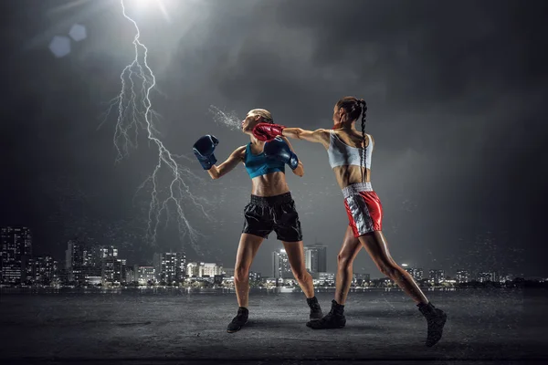 Chicas boxeando al aire libre. Medios mixtos — Foto de Stock