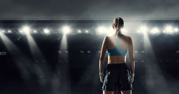 Una joven boxeadora en el ring. Medios mixtos — Foto de Stock