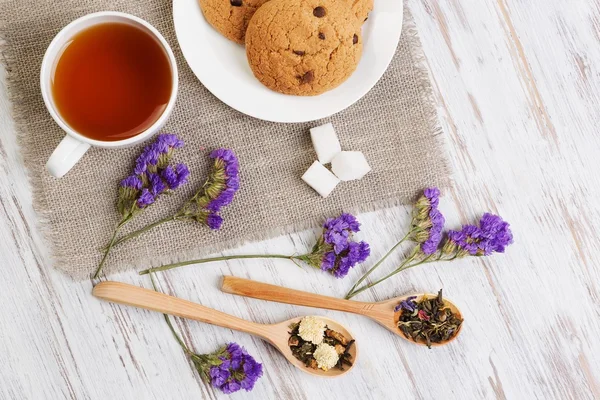 Chá de ervas e biscoitos — Fotografia de Stock