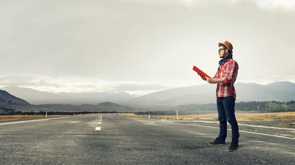 Hipster-Typ las Buch. Gemischte Medien — Stockfoto