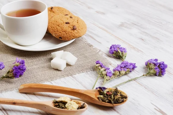 Örtte och cookies — Stockfoto