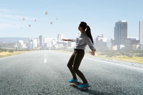 Mädchen fahren Skateboard. Gemischte Medien — Stockfoto