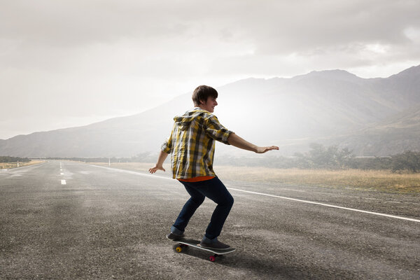 Парень катается на скейтборде. Смешанные медиа
