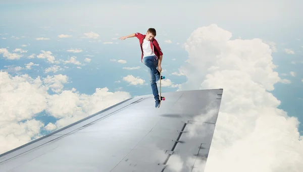 Il patinait sur l'aile de l'avion. Techniques mixtes — Photo