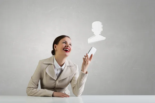 Aantrekkelijke zakenvrouw mobiele gesprek. Mixed media — Stockfoto