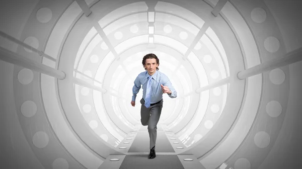 Az ember fut, a virtuális terem. Vegyes technika — Stock Fotó