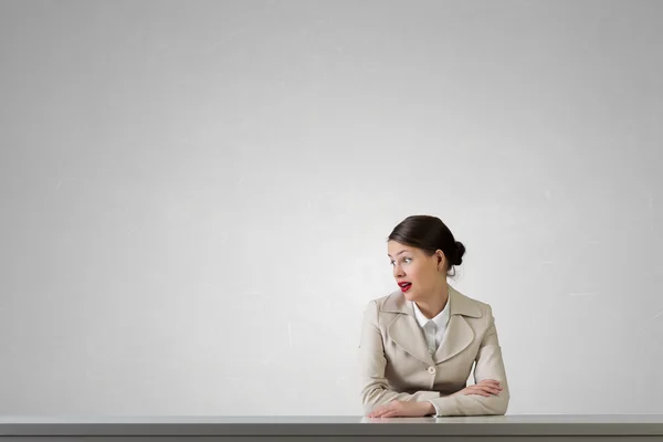 Zakenvrouw zit aan Bureau — Stockfoto