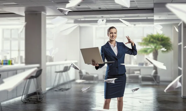 Mulher com laptop nas mãos. Meios mistos — Fotografia de Stock