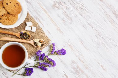 bitkisel çay ve kurabiye