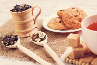 bitkisel çay ve kurabiye