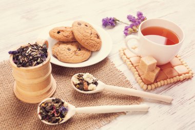 bitkisel çay ve kurabiye