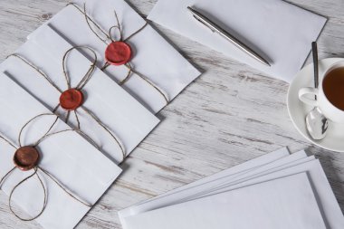 Tablo üzerindeki mühür harflerle