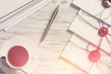 Tablo üzerindeki mühür harflerle