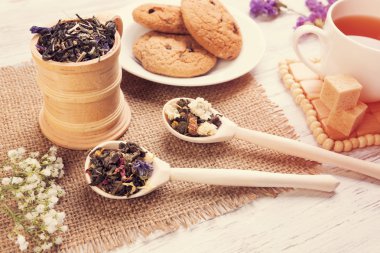 bitkisel çay ve kurabiye