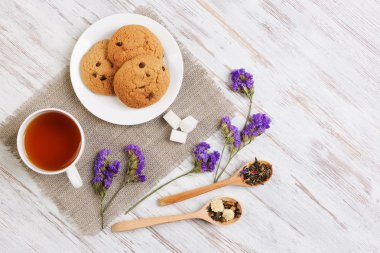 bitkisel çay ve kurabiye
